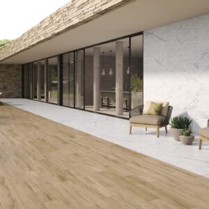 PAVIMENTO BLAZE ROBLE ANTIDESLIZANTE 23X120 CM